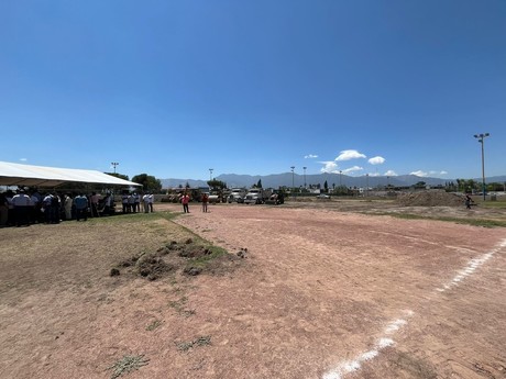 Inician los trabajos de rehabilitación del campo de beisbol en el Ateneo Fuente