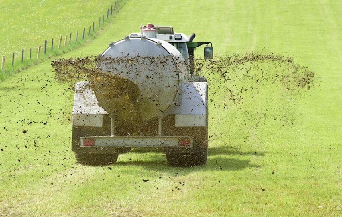 Un camión cisterna de estiércol operando en un campo de siembra. Foto: AgroNotizie