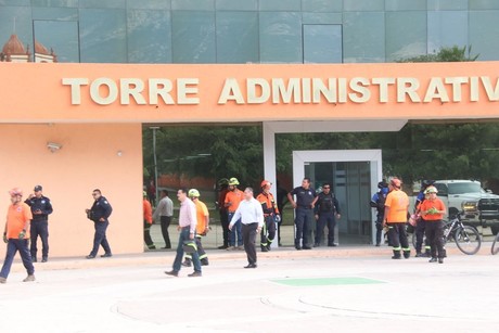 Riesgo de incendio obliga a desalojo en Torre Administrativa de Santa Catarina