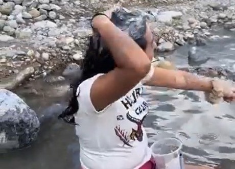 ¡No hay agua en su casa! Joven se baña en el río Santa Catarina