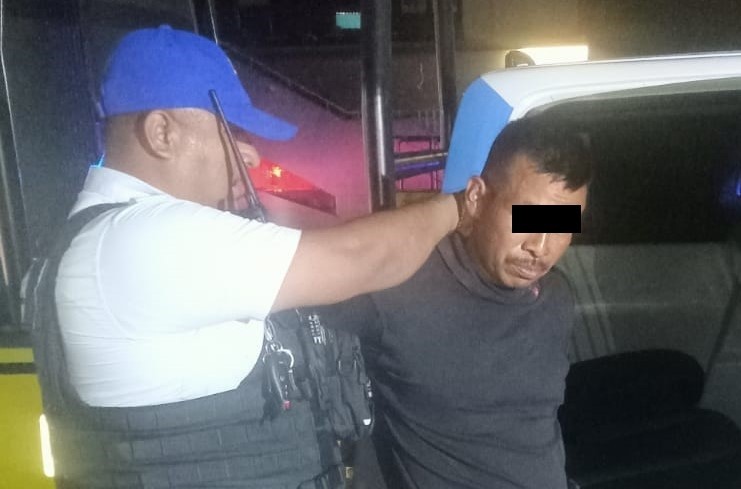 Un hombre fue detenido por oficiales de la Policía de Monterrey, es acusado de abuso sexual. Foto. Policía Monterrey