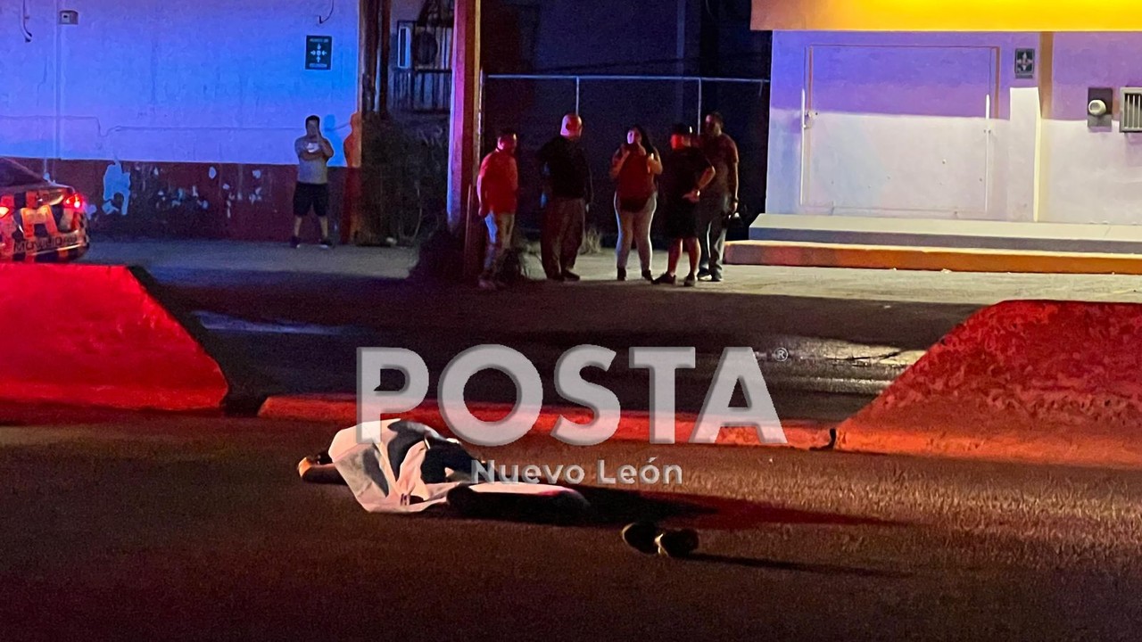 El cuerpo del hombre tras haber sido arrollado en la avenida López Mateos y Conductores. Foto: Raymundo Elizalde.