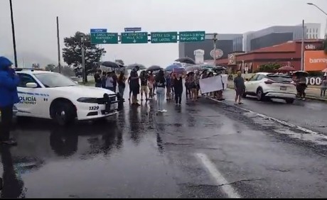 Protesta vecinos por falta de electricidad en zona sur de Monterrey