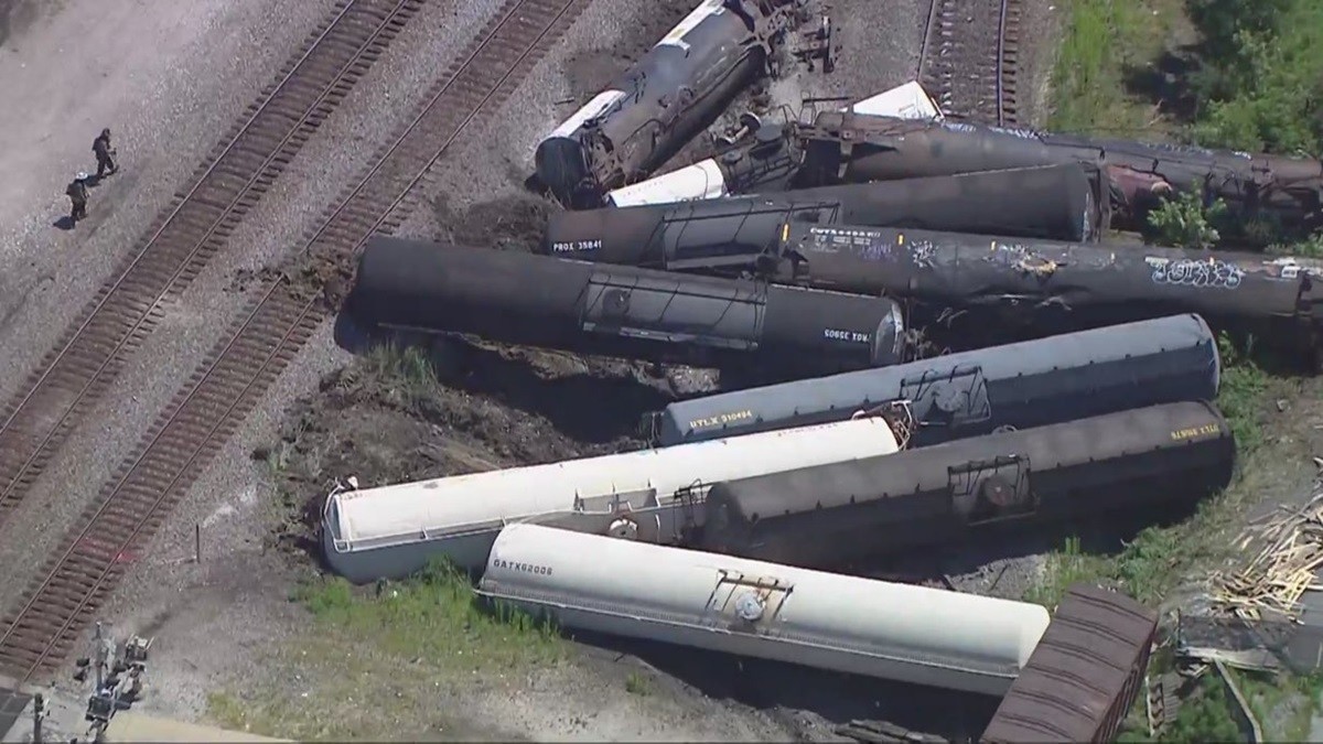 Al menos 25 vagones de un  tren de carga del Ferrocarril Nacional Canadiense se descarrilaron en Matteson, Illinois. Foto: X @RealMattCouch