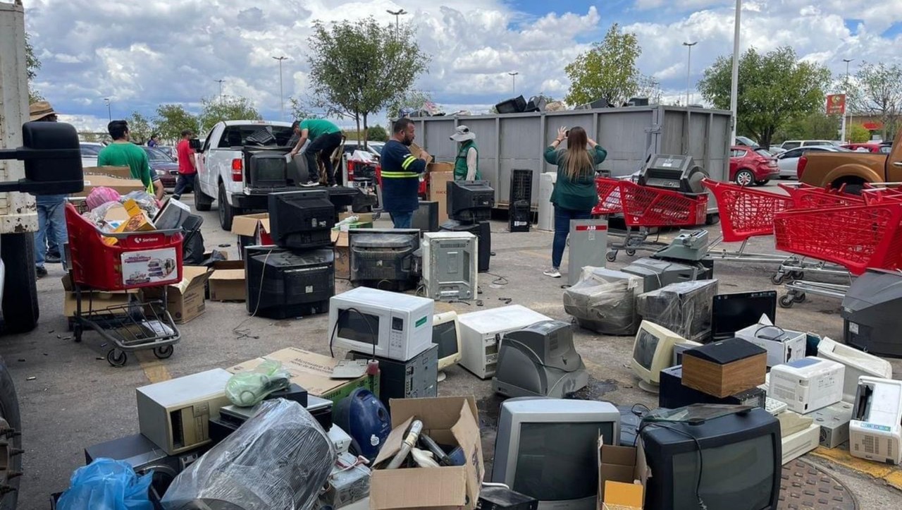 Basura electrónica en el estacionamiento de Soriana Jardines recabada en el “Reciclatón”. Foto: Facebook Secretaría de Recursos Naturales y Medio Ambiente.