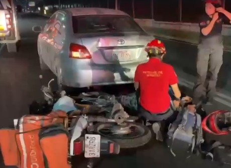 Choca motociclista con auto en Monterrey