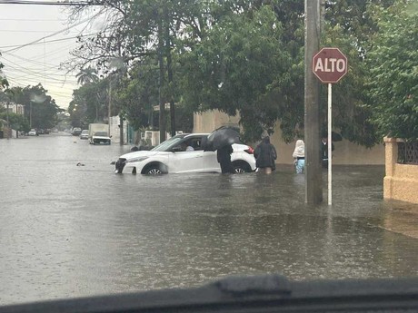 Colonias García Ginerés y Yucatán, inundadas por las lluvias de este lunes