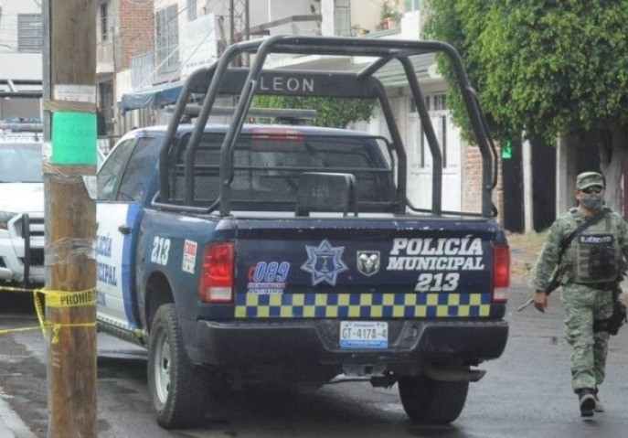 Una patrulla de la policía municipal de León afuera del panteón donde ocurrió el ataque armado. Foto: Noticias Vespertinas.