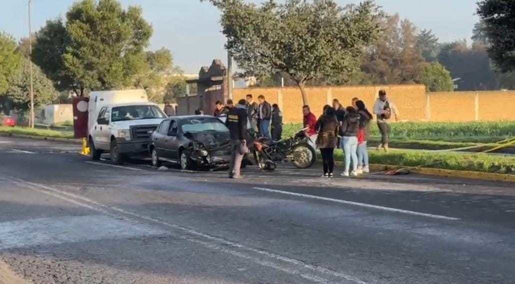 Motociclista fallece tras chocar con automóvil en Metepec. Foto: Captura de pantalla