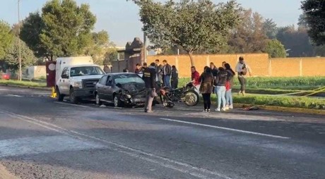 Motociclista fallece tras chocar con automóvil en Metepec