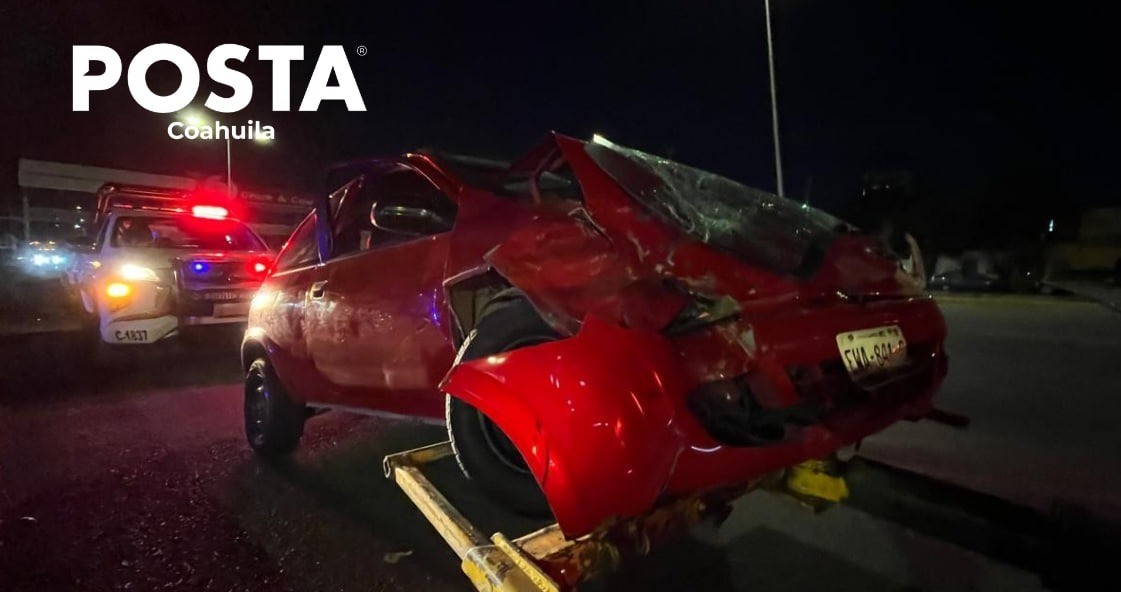 El vehículo Chevy Rojo presuntamente no respetó el semáforo. (Fotografía: Marco Juárez)