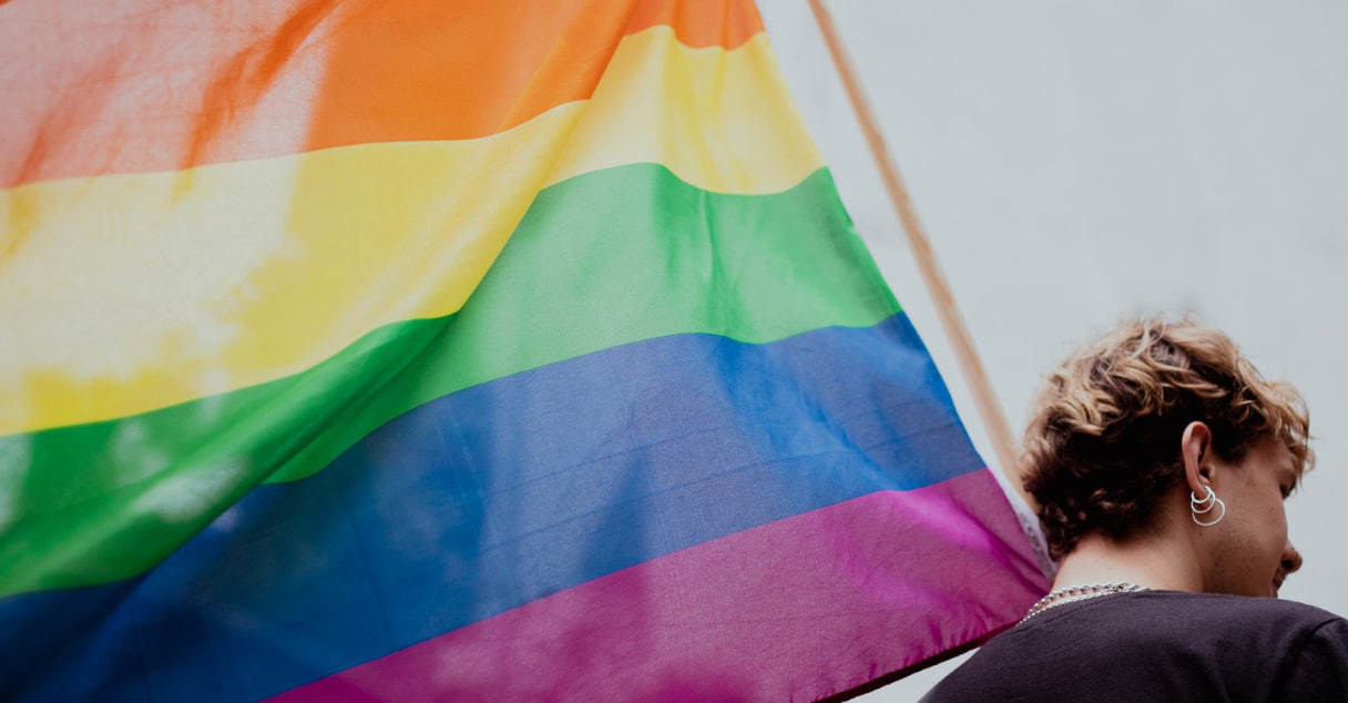 El Mes del Orgullo no solo es una celebración de la identidad y la diversidad, sino también un recordatorio de las luchas pasadas y presentes por los derechos LGBT . (Fotografía: Canva)