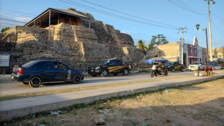 Violentos enfrentamientos en Acanceh: Grupos políticos lapidan camioneta