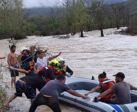 Rescatan en Jaumave a personas, tras crecida del Río Chihue