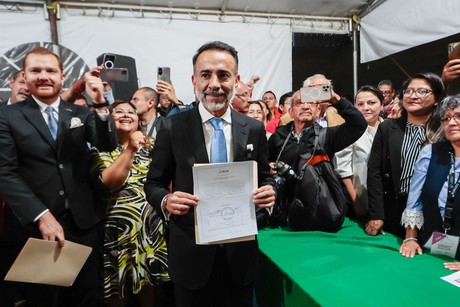 Fernando Flores recibe constancia como presidente electo de Metepec