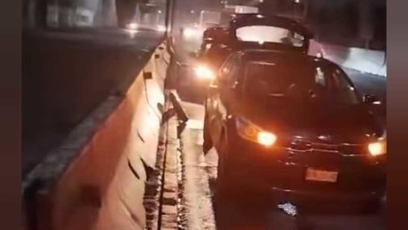 Bache en la México-Querétaro causa estragos: 30 vehículos afectados (VIDEO)
