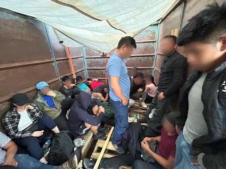 INM detiene tráiler con 63 migrantes hacinados en condiciones extremas