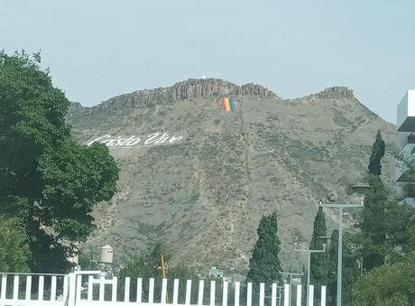 Cerro del pueblo de Saltillo se tiñe con la bandera LGBTQ+