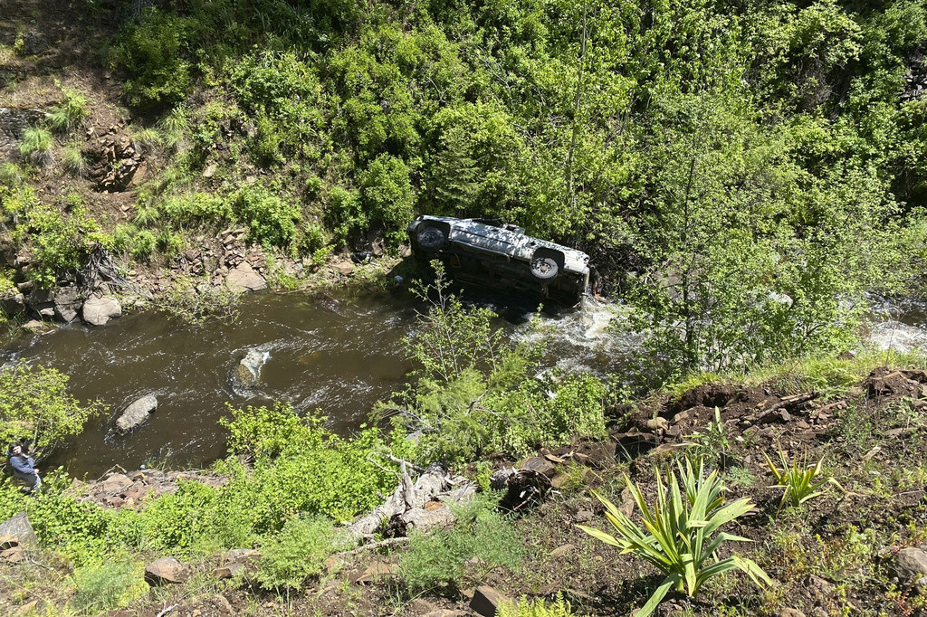 En esta imagen difundida por el Departamento de Policía del condado de Baker se ve un vehículo que se desbarrancó a un costado del camino del Servicio Federal de Bosques 39, el 3 de junio de 2024, en Oregon. (Departamento de Policía del condado de Baker ví