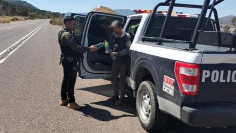 Municipales auxilian a hombre que viajaba a pie de Durango a Zacatecas
