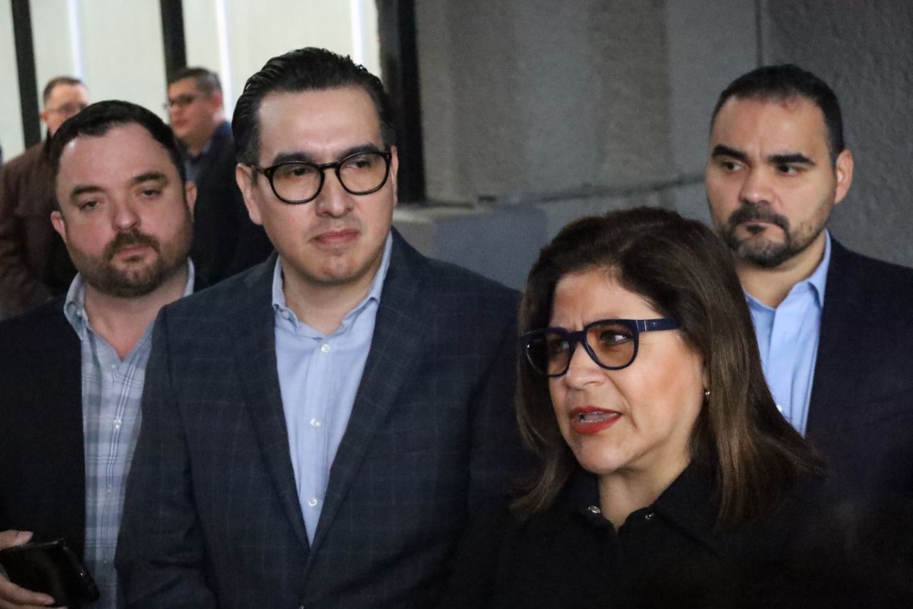 Eduardo Gaona y Sandra Pámanes en entrevista para los medios en Congreso de Nuevo León. Foto: Armando Galicia.