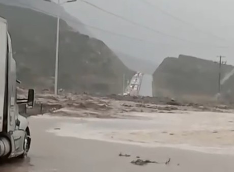 Cierran circulación en autopista Monterrey - Saltillo por deslave
