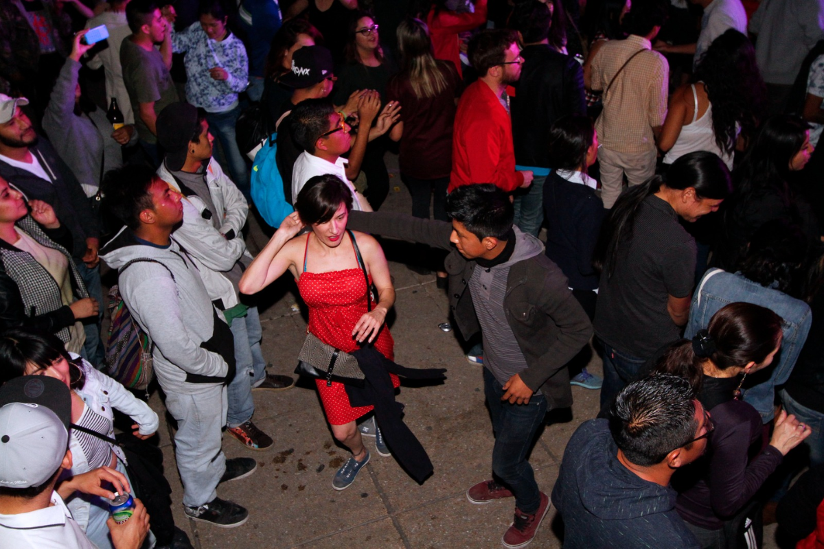 Personas bailando con sonideros. Foto: Gobierno de la CDMX