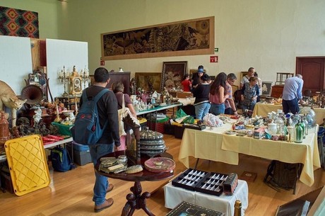 Rompe tu alcancía y ve a la Feria de Antigüedades de la Lagunilla en Los Pinos
