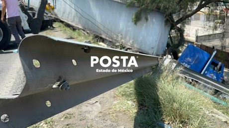 Se salva trailero de caer a un paso a desnivel en Tlalnepantla (VIDEO)