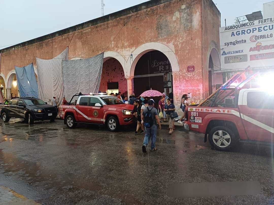 Gran susto se llevaron unos vendedores de flores cuando se desplomó el techo del negocio ubicado en la zona del  exportal de grano.- Foto de redes sociales