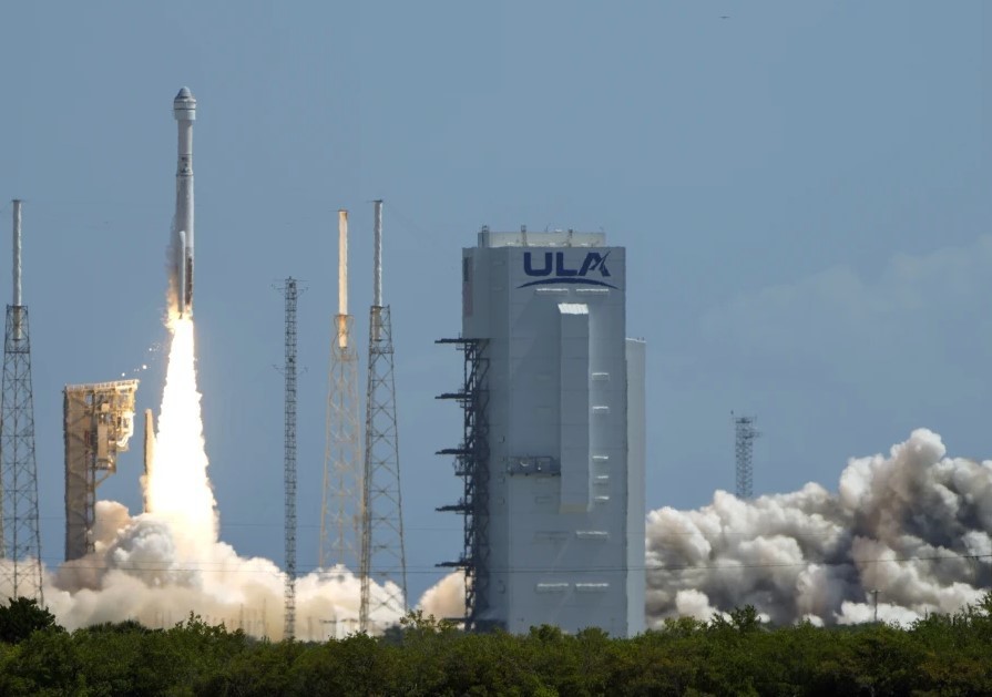 La cápsula Starliner de Boeing, impulsada por un cohete Atlas V, despega del Complejo de Lanzamiento Espacial 41 en la Estación de la Fuerza Espacial de Cabo Cañaveral hacia la Estación Espacial Internacional.. (AP Foto/John Raoux)