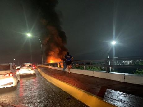 Controlan Incendio en fábrica de muebles en colonia Bella Vista de Monterrey