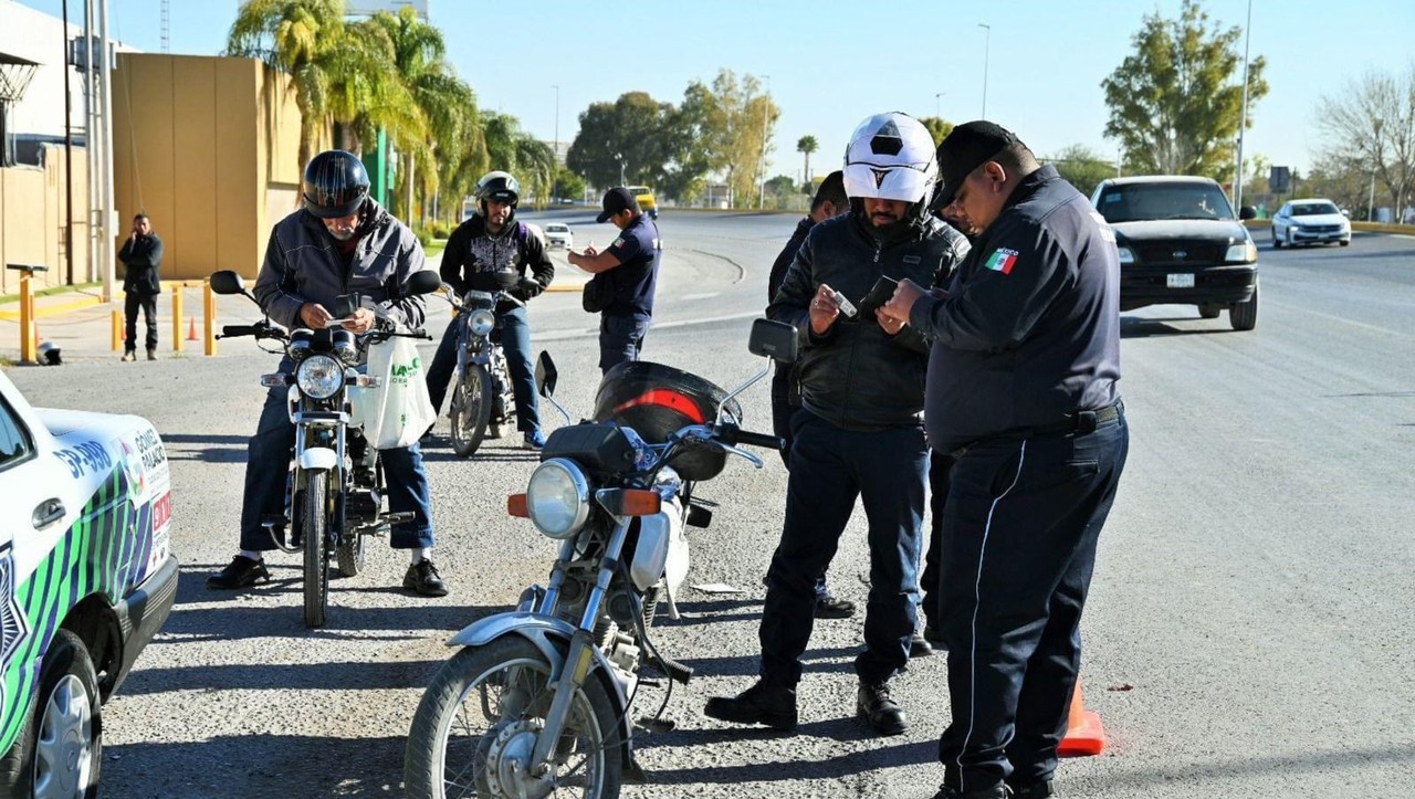 Un oficial de tránsito en un operativo contra motociclistas en Gómez Palacio. Foto: Facebook Ayuntamiento de Gómez Palacio.