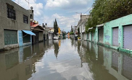 Calles de Ecatepec amanecen bajo el agua
