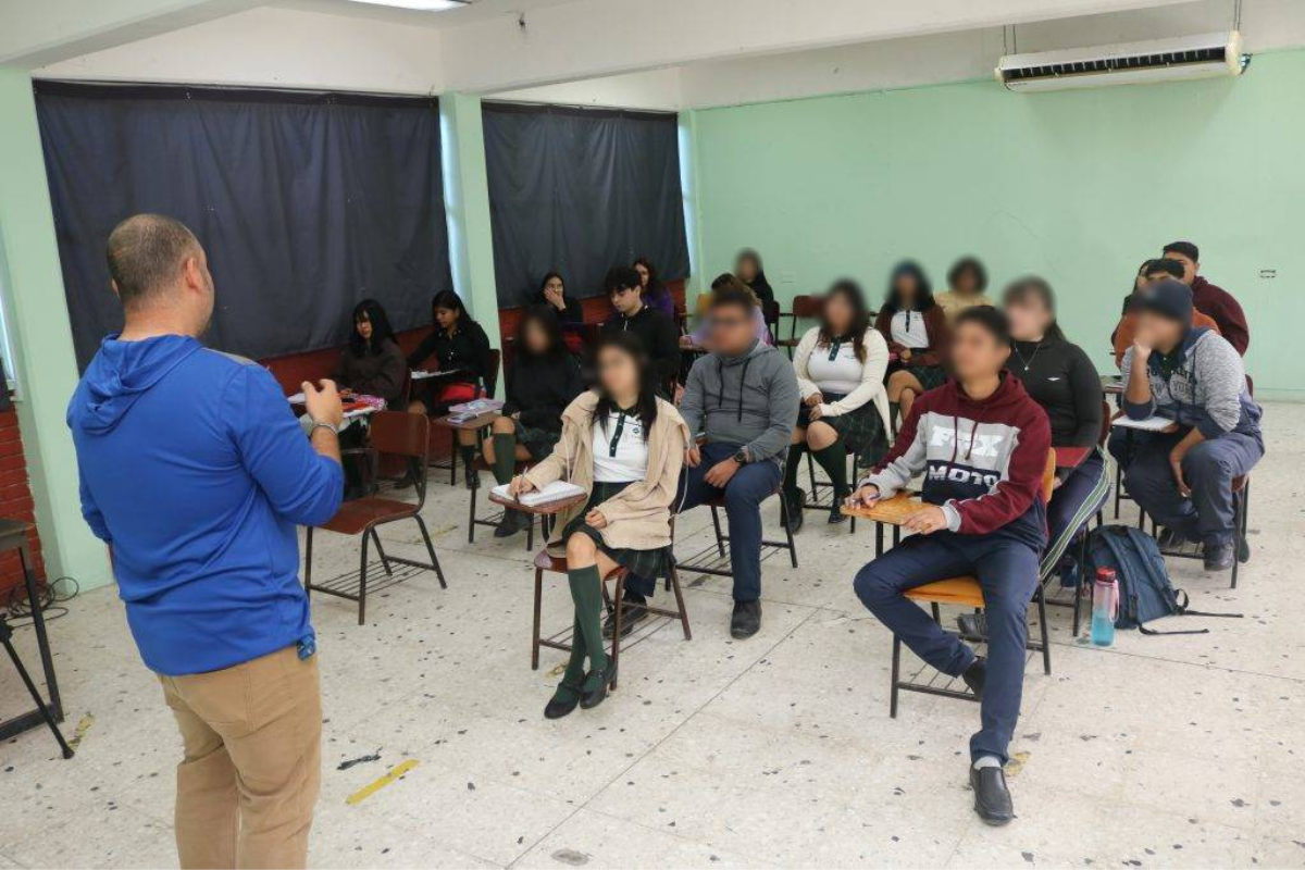 Estudiantes de preparatoria beneficiaros de la Beca Benito Juárez. Foto: Gobierno de BCS