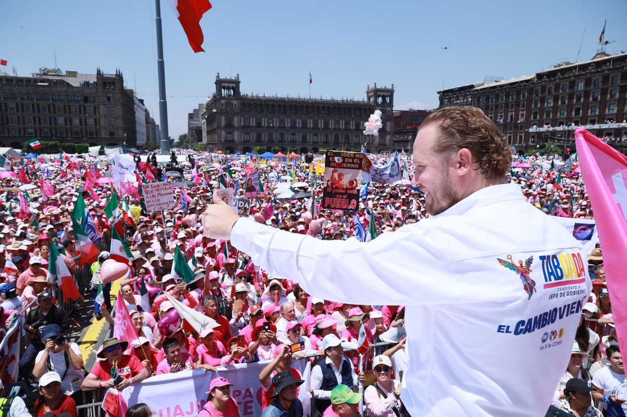 Santiago Taboada frente a miles de simpatizantes en el Zócalo capitalino. Foto: @STaboadaMx
