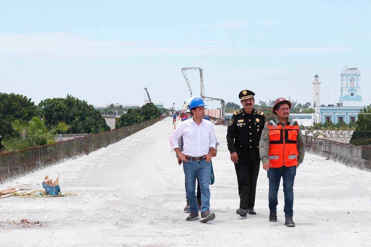 El Gobernador Mauricio Vila Dosal supervisó el avance del Viaducto Elevado de Progreso, acompañado de Luis Felipe Saidén Ojeda. Foto: Cortesía