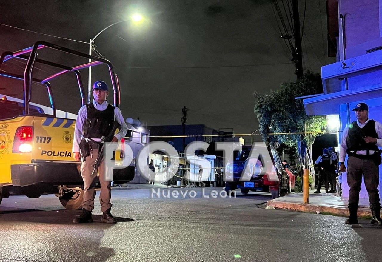 Elementos de Fuerza Civil y de la policía de Monterrey resguardando el lugar donde ocurrió el intento de ejecución. Foto: Raymundo Elizalde.