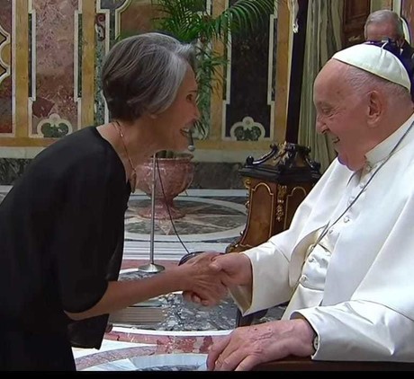 A risa y risa el Papa, y Florinda Meza una de las invitadas, mantienen encuentro