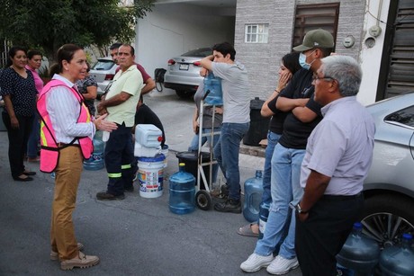 Cristina Díaz, lidera 'Operativo Colibrí' para llevar agua potable casa por casa