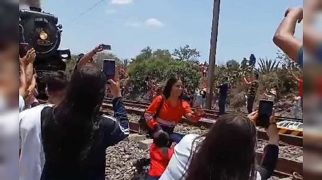 ¡Qué tragedia! Muere mujer por tomarse selfie al paso de 'La Emperatriz' (VIDEO)