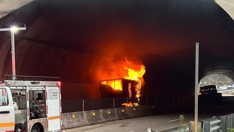 Accidente en la Durango-Mazatlán deja camión quemado: descartan 'ponchallantas'