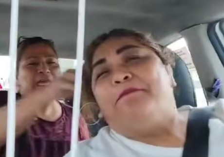 Se pelea mujer con taxista ¡Hasta le jaló el pelo!