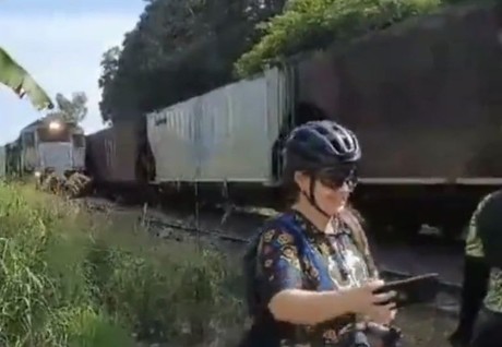 ¡Todo por la selfie! Ciclista posa para foto cuando pasa el tren