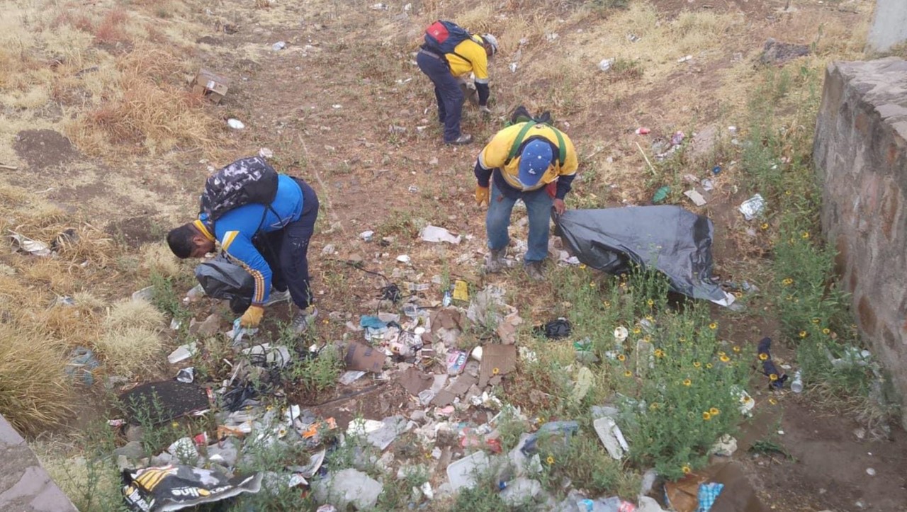 Personal de Servicios Públicos realizando limpieza en lugares públicos y contaminados en Durango. Foto: Cortesía.