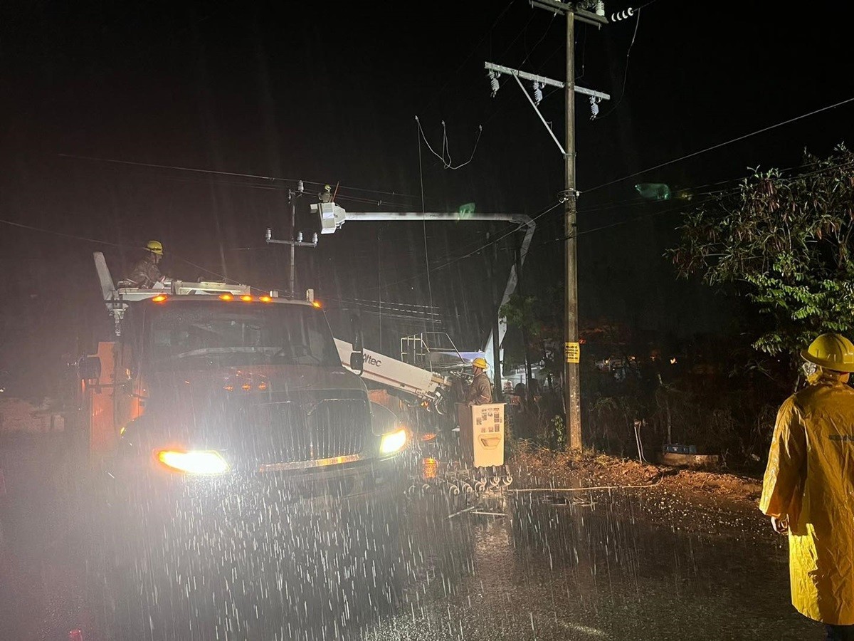 Personal de la CFE repara un desperfecto en el suministro de energía eléctrica durante las lluvias. Foto: Facebook CFE Nacional