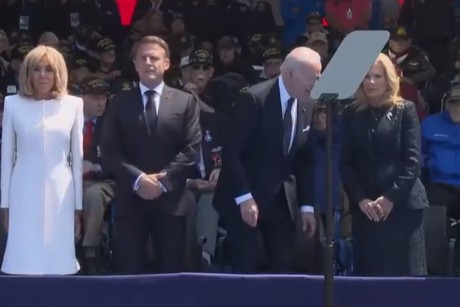 Joe Biden y su extraño comportamiento en Francia, ¿buscaba sentarse? (VIDEO)
