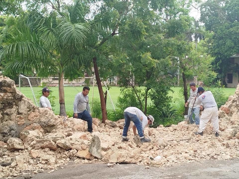 Trabajadores realizan las reparaciones de  una barda del Seminario Mayor de Yucatán que  colapsó tras la intensa lluvia del lunes pasado..- Foto de redes sociales