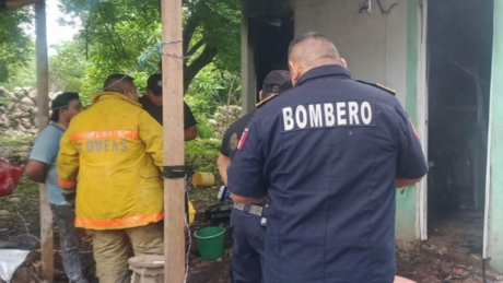 Fuego consume una casa en Maxcanú, 'killer' encendido provoca el incendio