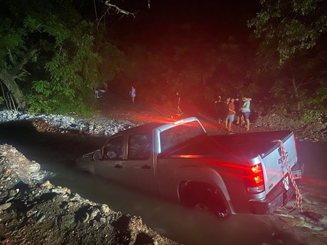 Camioneta queda atrapada en río de Monterrey